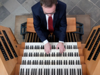 Rolf Müller an der Orgel von oben fotografiert