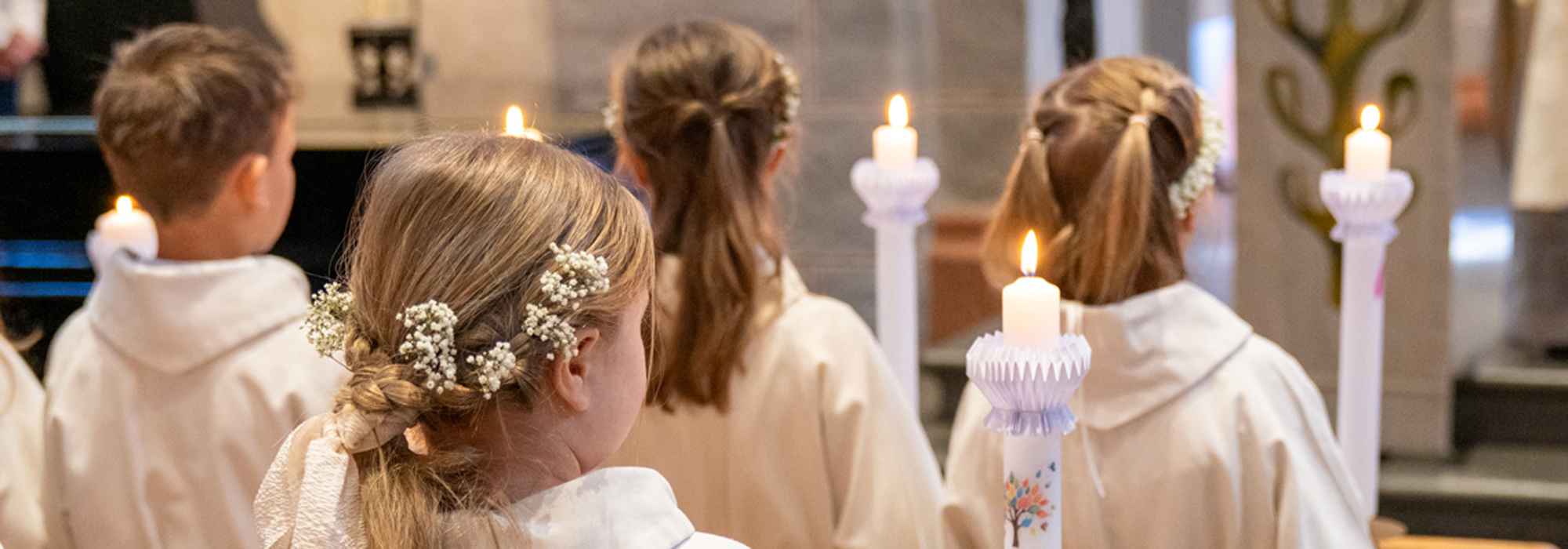 Foto von Kommunionkinder in Kutten von hinten