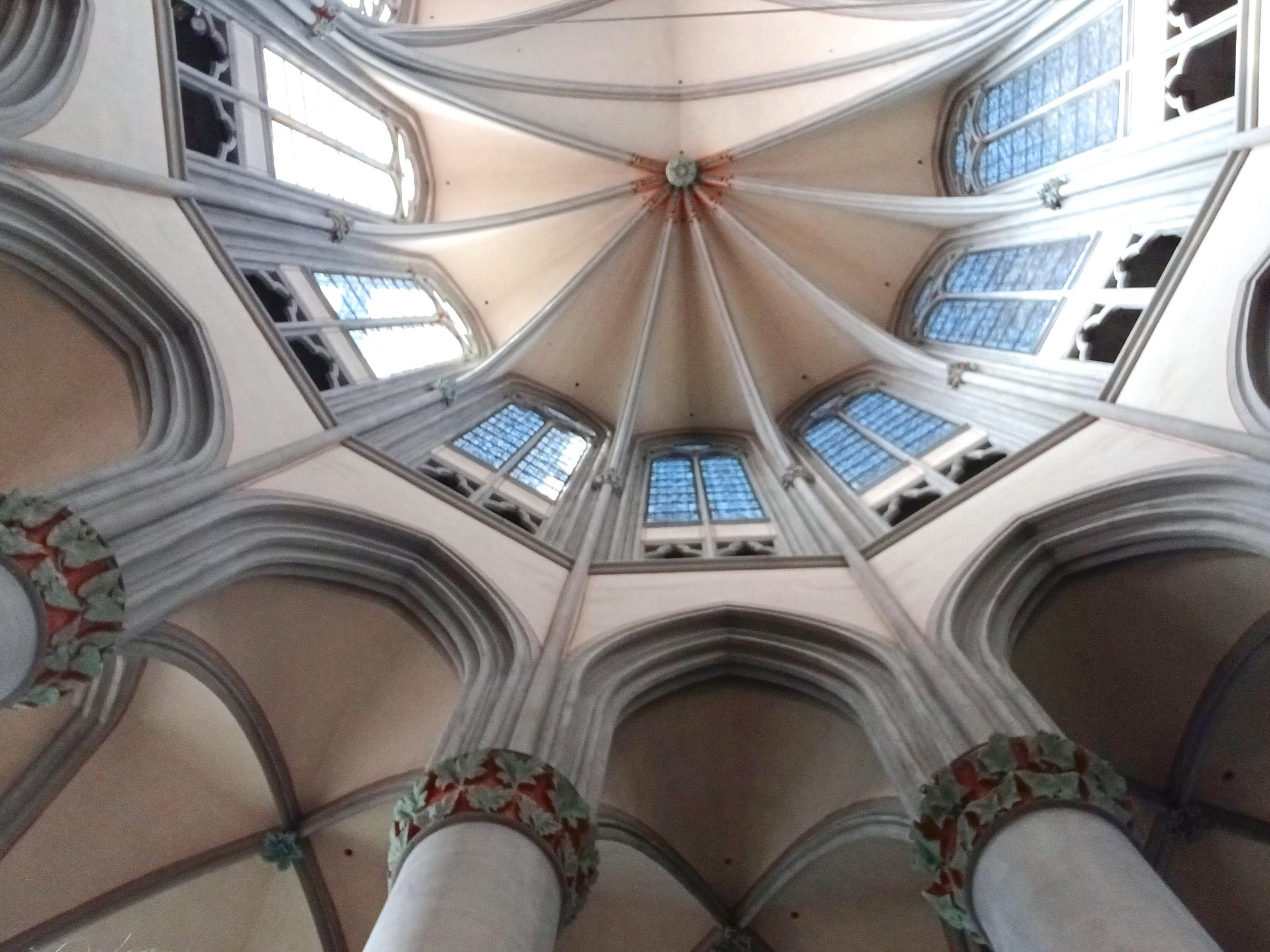 Blick ins Gewölbe des Altenberger Doms im Chorraum